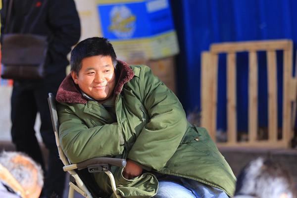 eth用什么钱包好:佟丽娅穿蝴蝶结吊带裙 俏皮似少女